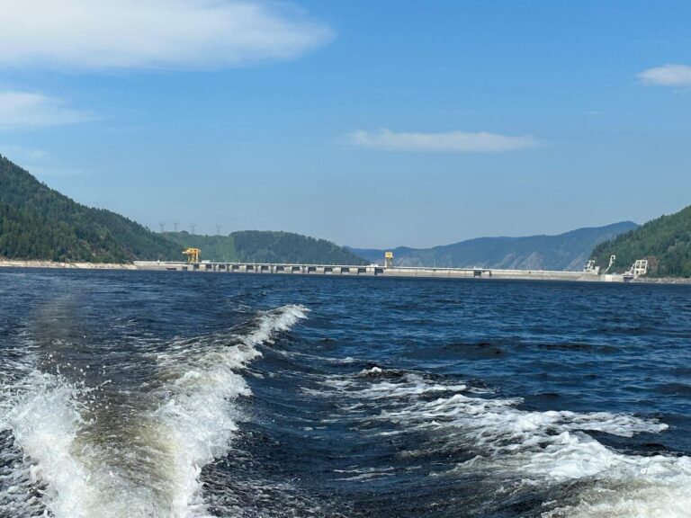 Прогулка на катере Водолей до Саяно-Шушенской ГЭС | Фото 4
