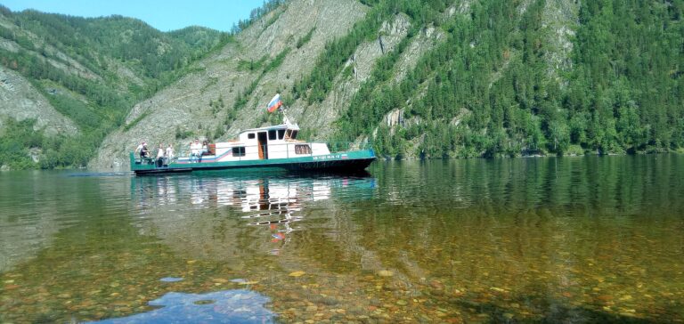 Прогулка на большом катере Саян по Енисею до СШГЭС | Фото 3